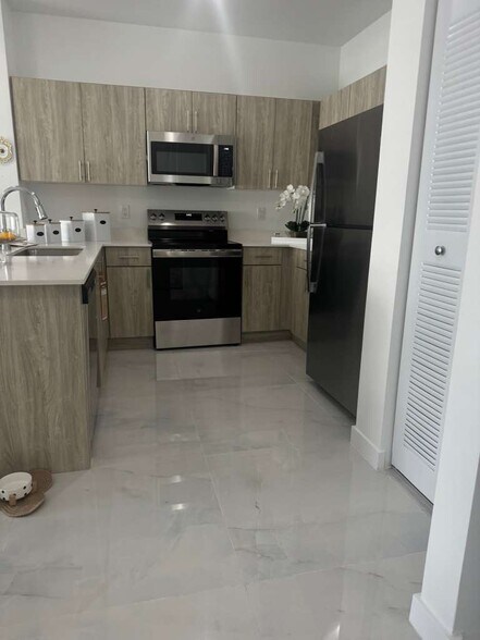 Building Photo - 900 SW 72nd Ave