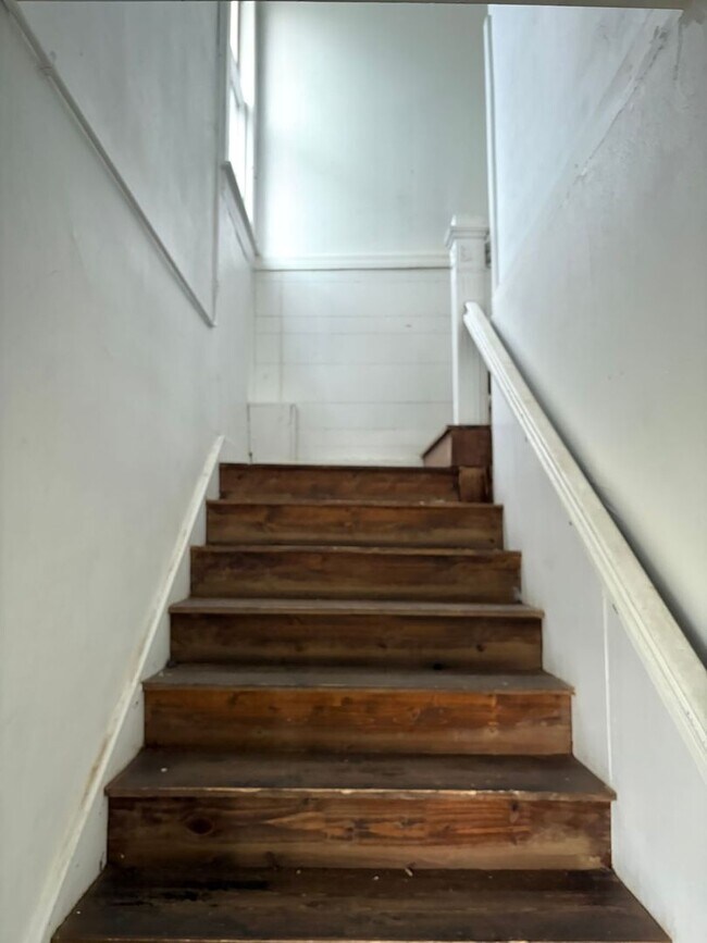 Building Photo - 724 W Elm St