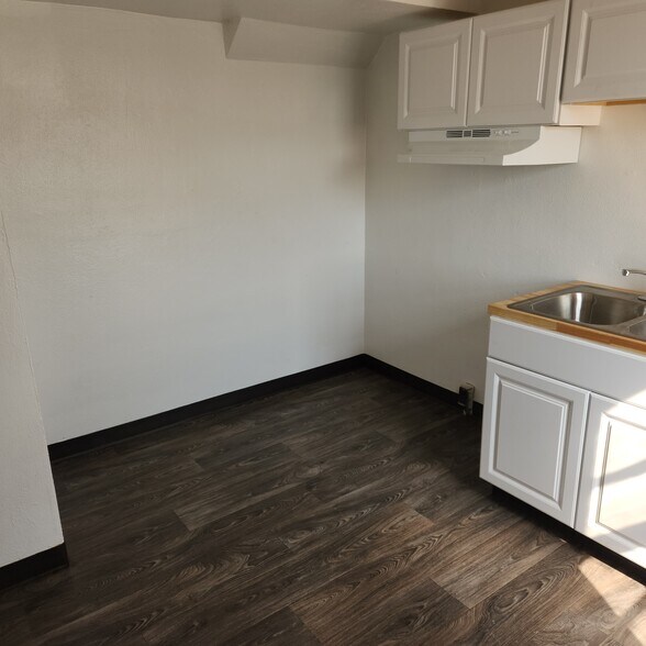 Building Photo - 1415 NW Carden Ave