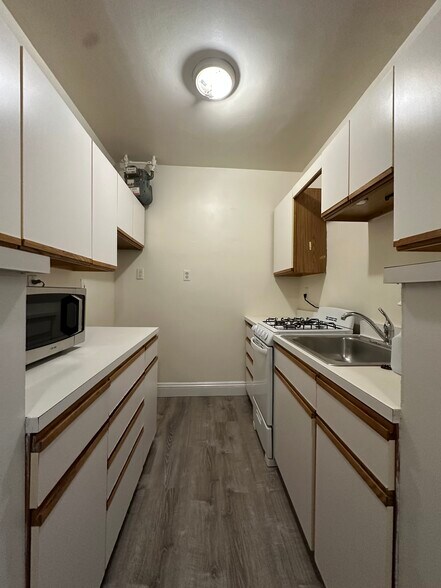 Building Photo - 75 Strathmore Rd