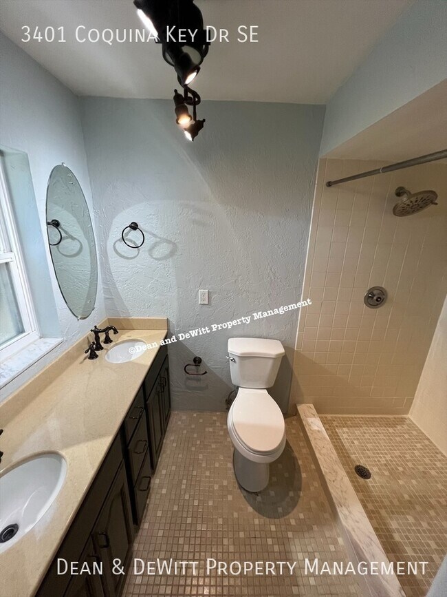 Building Photo - 3401 Coquina Key Dr SE