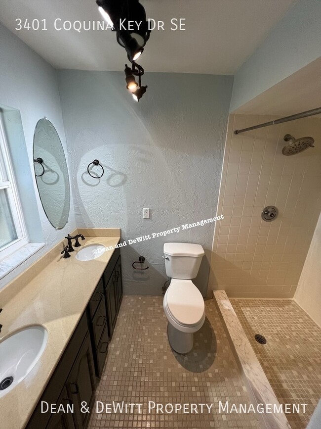 Building Photo - 3401 Coquina Key Dr SE