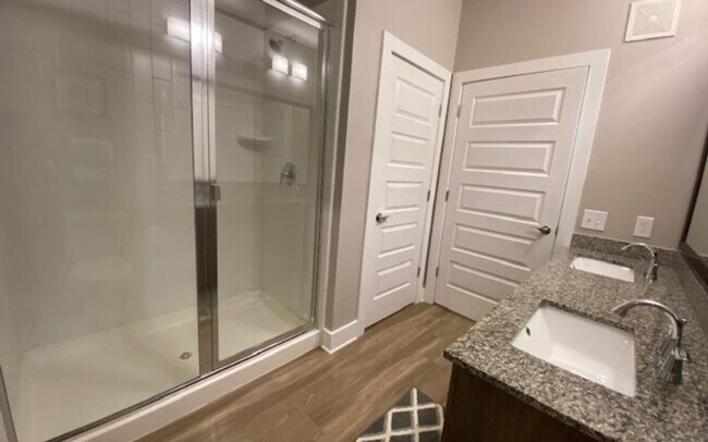 Building Photo - 5478 Glenridge View NE