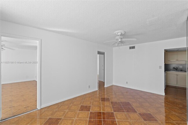 Building Photo - 1410 S Ocean Dr