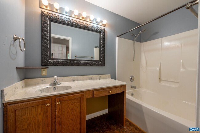 Building Photo - 497 Sunset Dr