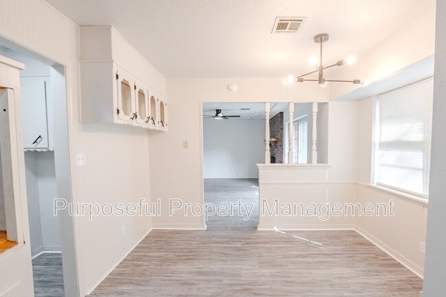 Building Photo - 2412 Laneway Dr