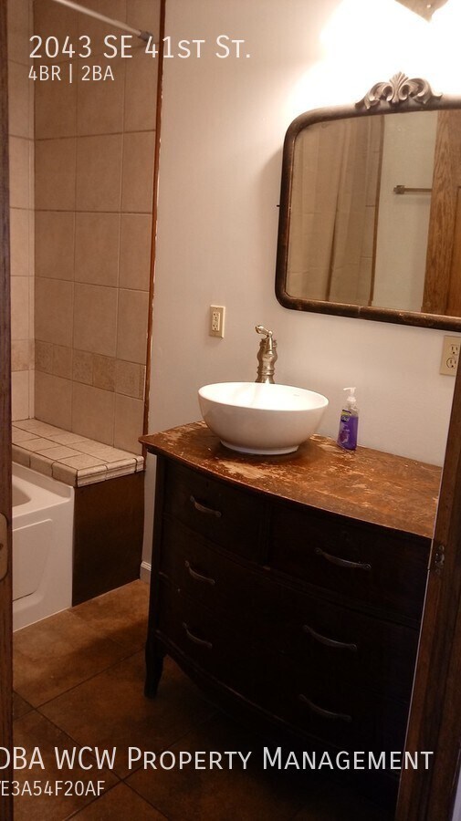 Building Photo - 2043 SE 41st St