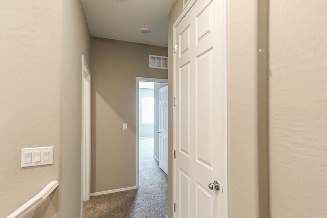 Building Photo - Beautiful Mountains Edge 3 Bedroom Townhome