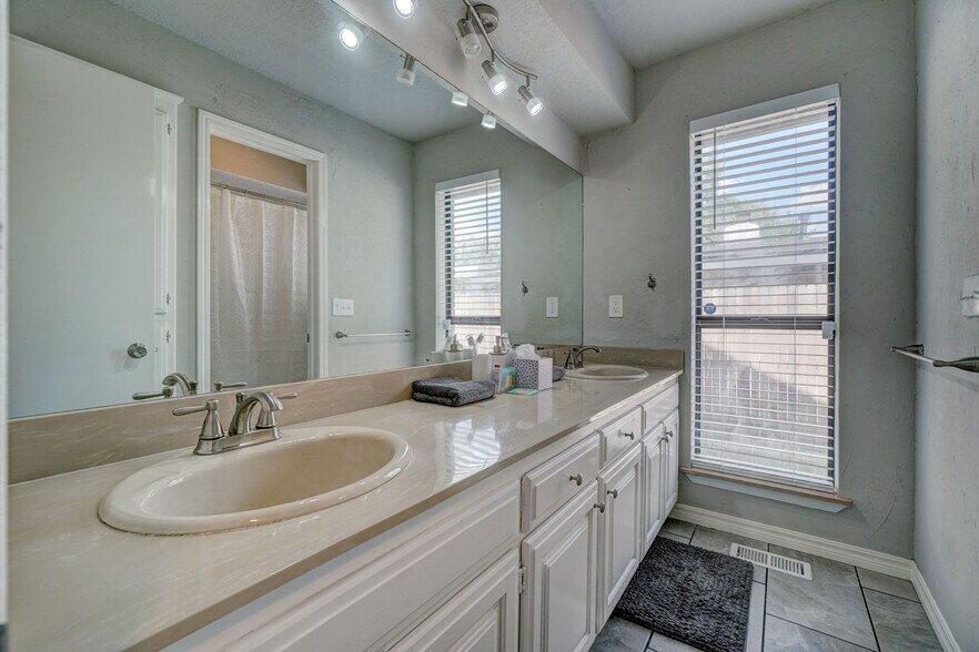 Full Bathroom #2 - 3905 NW 70th St