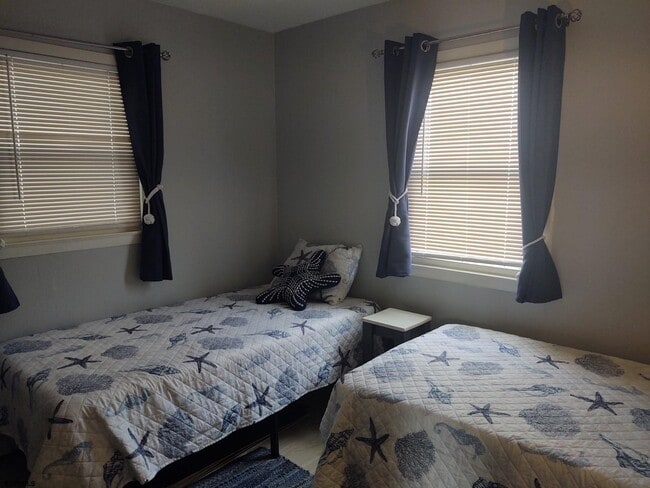 Building Photo - 701 E Beach Ave