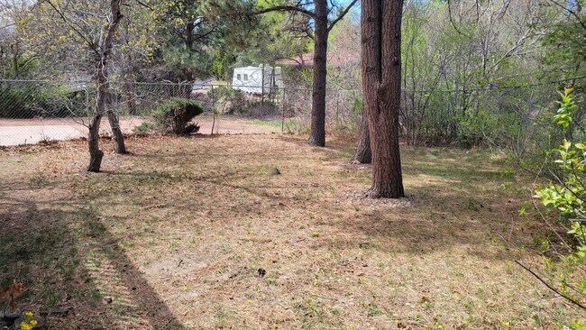 Building Photo - 4 Bed 2.5 Bath with A/C - Available Now!