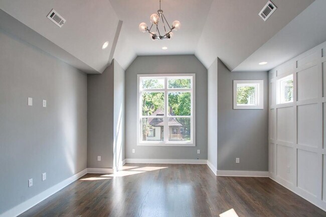 Building Photo - Stunner in the Arts District