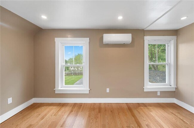 Building Photo - 32 Richmond St