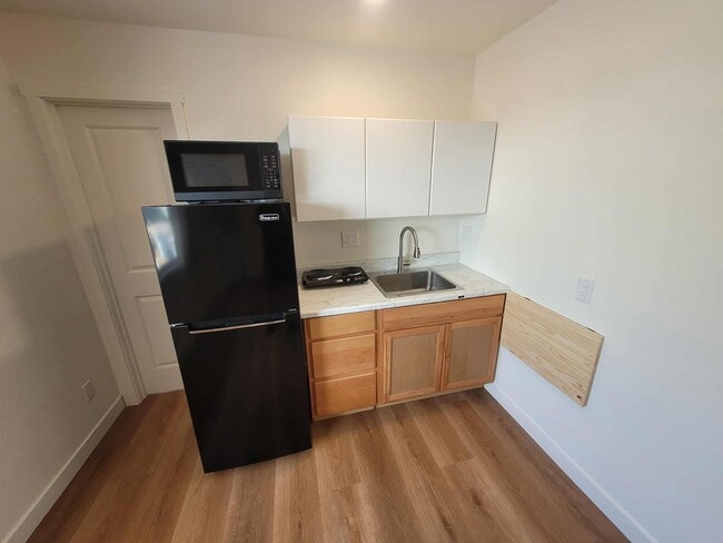Building Photo - 1550 Encino Dr