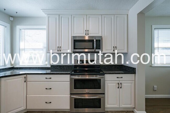 Building Photo - 1572 E Kensington Ave