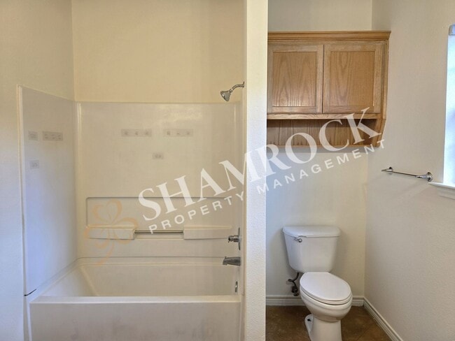 Building Photo - 3/2 Duplex in Surrey Ridge