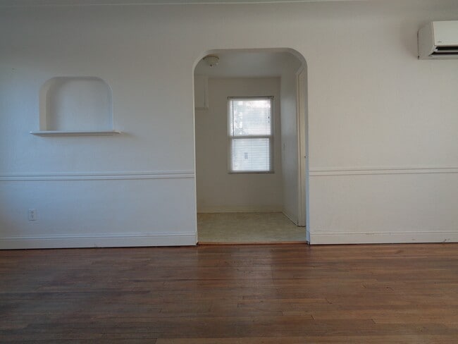 Building Photo - 2515-MHH2515 Laurel Ave NE