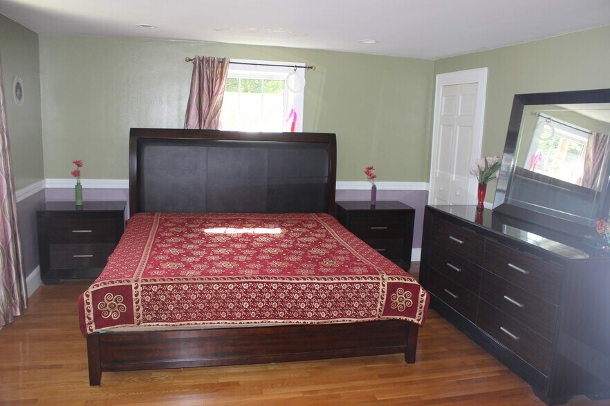 Master Bed (King bed) - 8 Park Ave