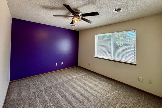 Building Photo - 4 Bed 2 Bath Centrally Located - Pre Leasi...