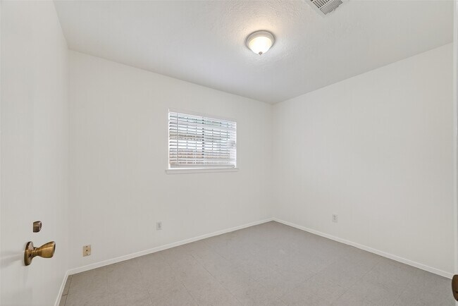 Building Photo - 15022 Chipman Ln.