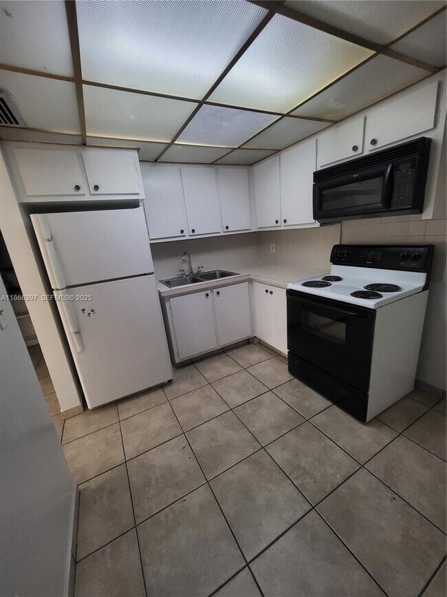 Building Photo - 1175 Normandy Dr