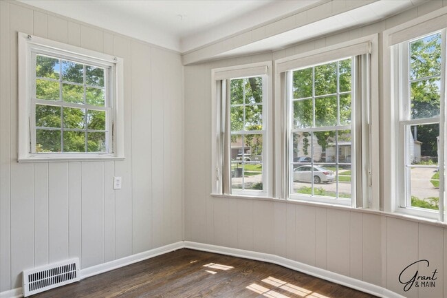 Building Photo - $1450 3 bedroom bungalow