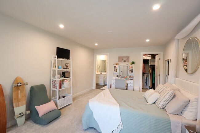 Building Photo - 4 Bedroom, 4 Bath Home w/Backyard Heated Pool overlooking Pearl's Fen