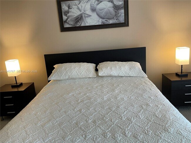 Building Photo - 2625 Collins Ave