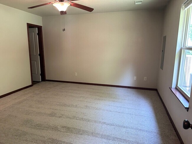 Building Photo - 3 Bed | 2 Bath | 1 Car Garage Single Level Duplex in Blue Springs; Lee’s Summit Schools