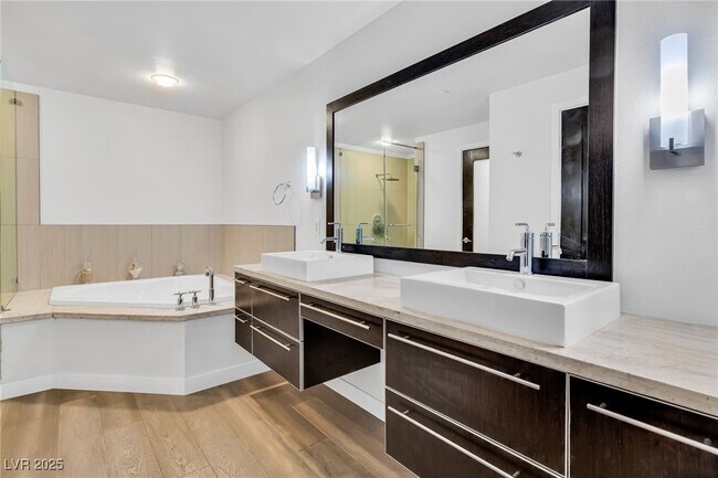 Building Photo - 8925 W Flamingo Rd