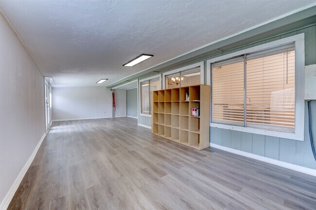 Building Photo - 10703 Highland Woods Dr