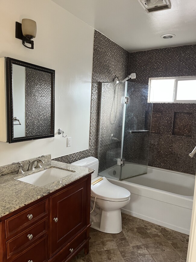 Master bathroom - 7700 Isis Ave