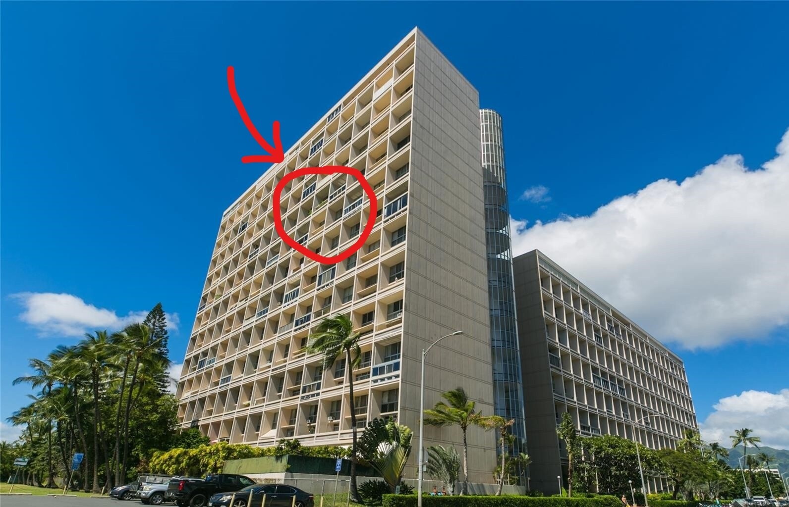 Apartment/balcony circled - 500 University Ave