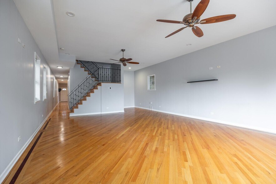 Building Photo - 1327 W Walton St