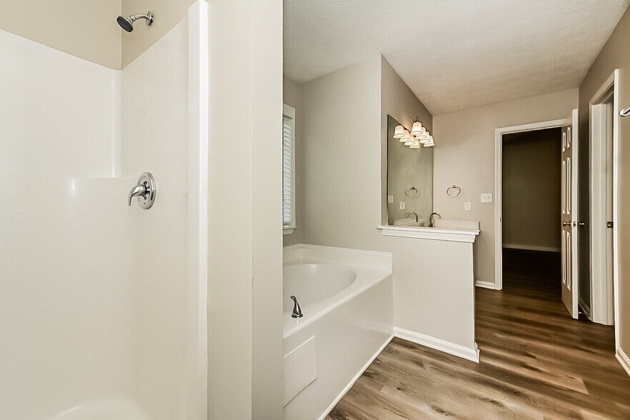 Building Photo - 221 Greenleaf Dr