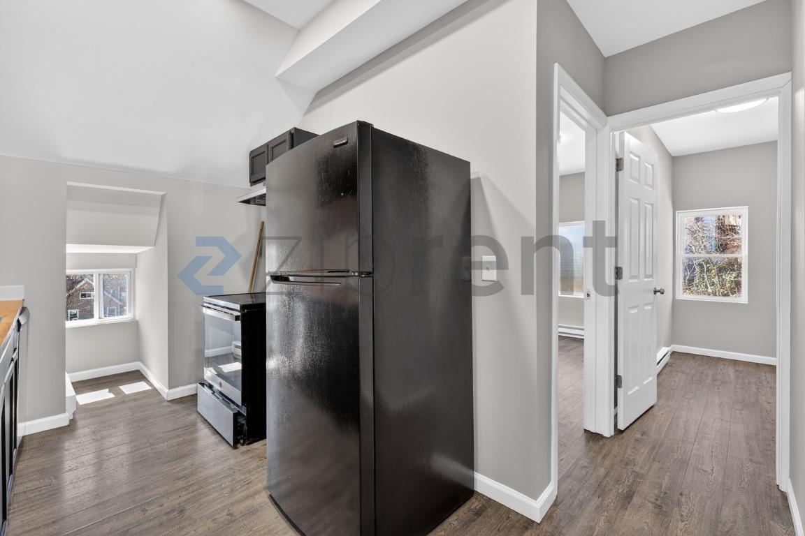 Building Photo - 158 Cliff St