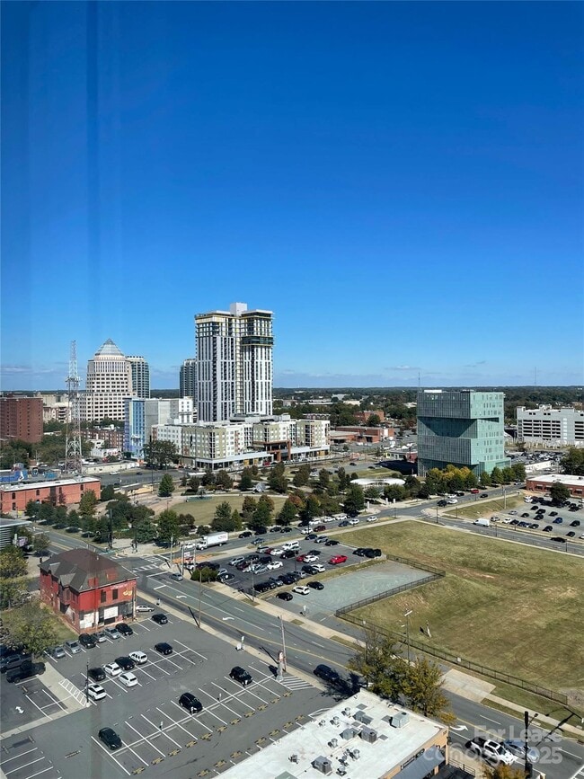 Building Photo - 505 E 6th St