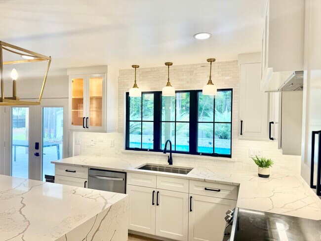 Building Photo - 493 Golf Club Dr