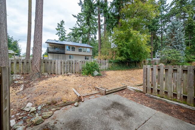 Building Photo - 2 bedroom/1.5 bathroom townhouse