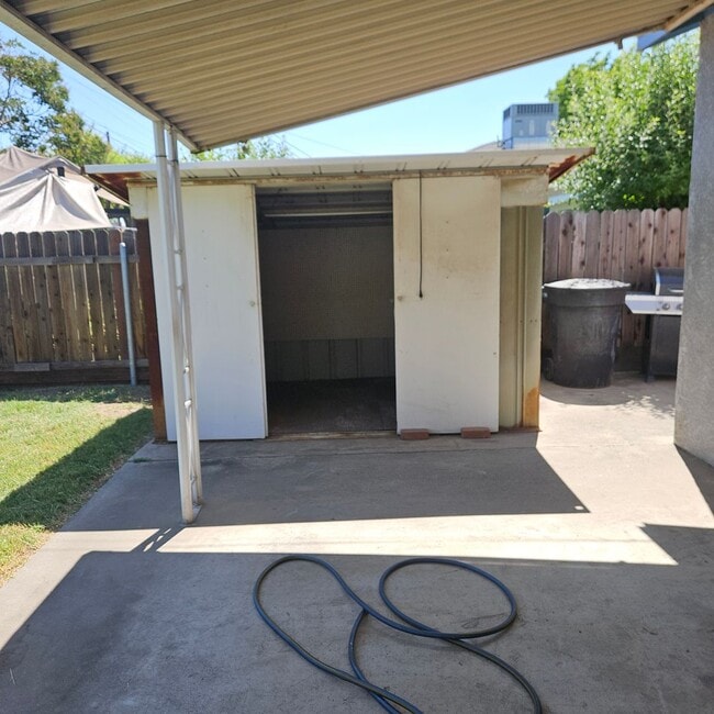 Building Photo - Charming 3 Bedroom, 2 Bath Home w/Large Ba...