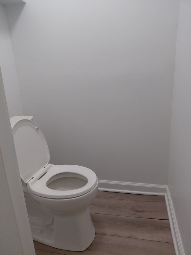 FULL BATHROOM 2 - 2705 Barth Ave
