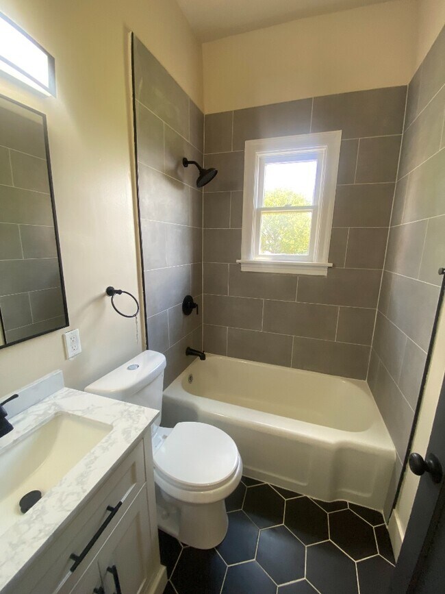 Building Photo - 2209 Shenandoah Ave