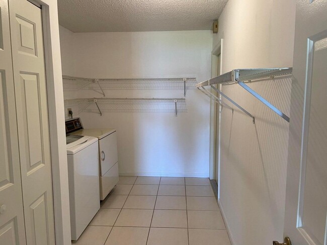 Building Photo - 420 Ashwood Pl