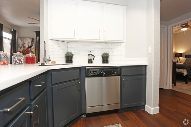 2BR, 2BA - 1039 SF - The Ventura