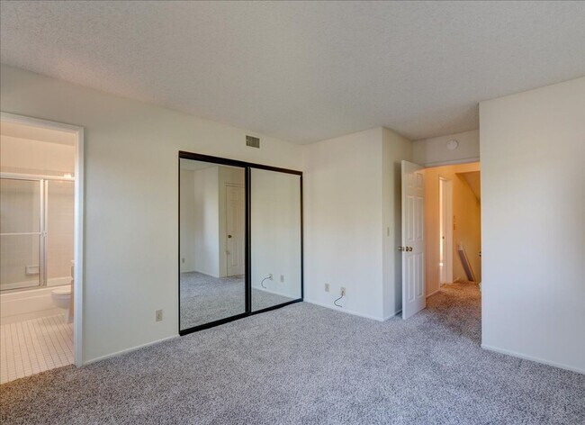 Building Photo - Beautiful End-Unit Townhome Centraly Located