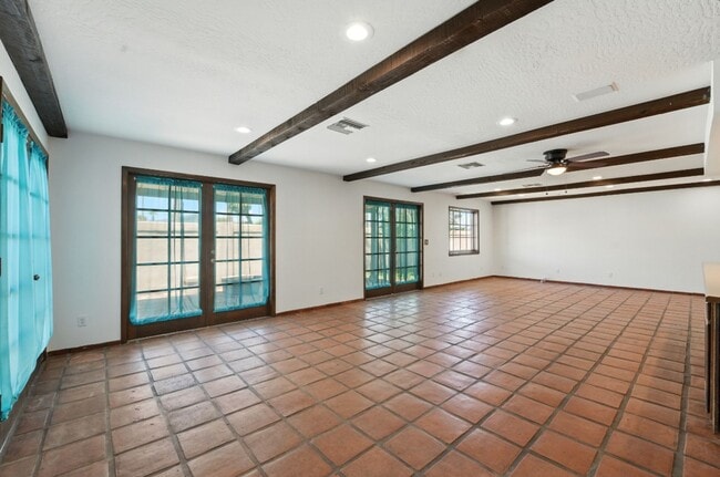 Building Photo - Inviting 3-bedroom, 2-bathroom home in the...