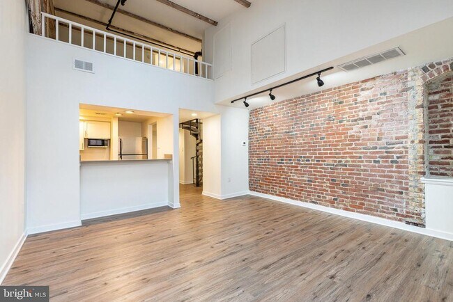 Building Photo - 303 Vine St