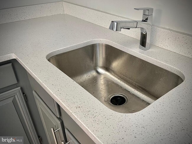 Building Photo - 10611 Pine Haven Terrace