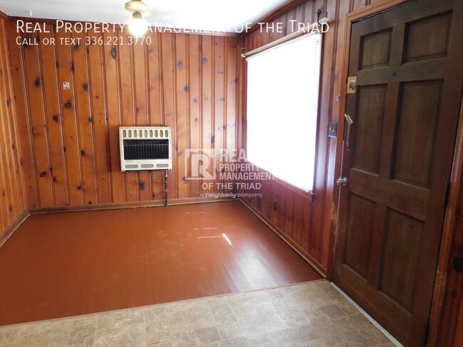 Building Photo - MOVE IN SPECIAL - Cozy 1 Bedroom/1 Bath in...