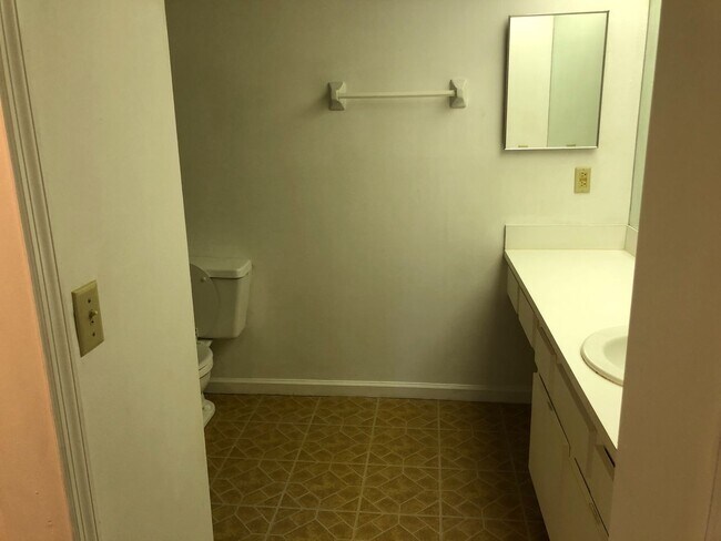 Building Photo - 2 bed 2 bath, great location
